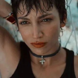 😐 femme, collier, portrait, personne, Ursula Corberó, actrice, célébrité telegram sticker