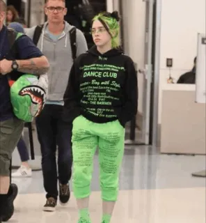✨ Billie Eilish DANCE CLUB Billie Eilish, célébrité, aéroport, cheveux verts, sweat à capuche noir, pantalon de jogging vert telegram sticker