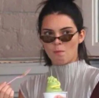 😶 Kendall Jenner gelato, celebrità, occhiali da sole, ritratto, donna, mangiare, cibo, dolce telegram sticker