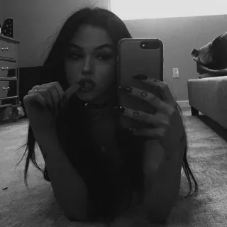 🥀 Selfie, Femme, Portrait, Noir et blanc, Jeune adulte whatsapp sticker
