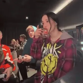 🫣 punk vrouw, drankjes, feest telegram sticker