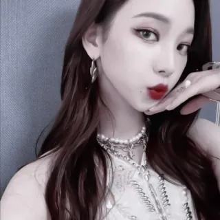 💷 Karina kpop, idol, aespa, sänger, makeup, halskette, ohrringe telegram sticker