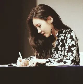 🏹 mujer, escribiendo, retrato, sentada, bolígrafo telegram sticker