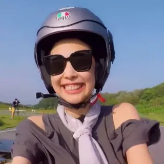🥟 mulher, capacete, óculos de sol, sorrindo, pilotando, moto, cachecol whatsapp sticker