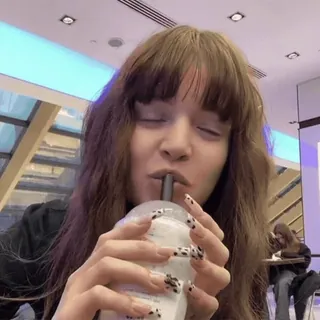 🤦‍♀️ kobieta, napój, milkshake, paznokcie, zamknięte oczy, wewnątrz, słomka telegram sticker