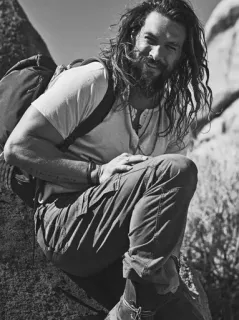 🍻 Jason Momoa Джейсон Момоа, актер, знаменитость, мужчина, портрет, на улице, приключение telegram sticker