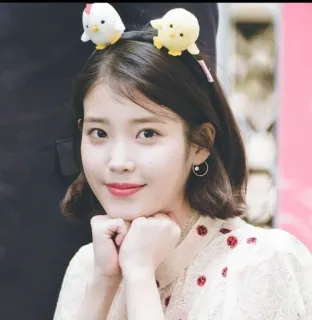 😊 IU Cantante coreana, K-pop, Celebrità, Cantante, Donna, Orecchini, Cerchietto pulcino telegram sticker