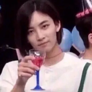 😏 personne, boire, verre, vin, fête, portrait, décontracté telegram sticker