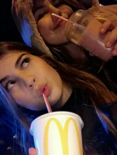 🍨 amigos, bebidas, McDonald's, selfie, meninas, diversão telegram sticker