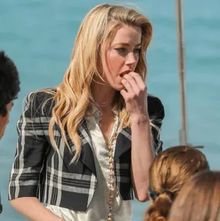 ▪️ Amber Heard attrice, celebrità, persona, donna, capelli biondi, ritratto whatsapp sticker