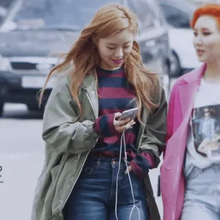 🍇 Mulher, Street style, Roupa casual, Moda, Moda coreana, Mulher com celular whatsapp sticker