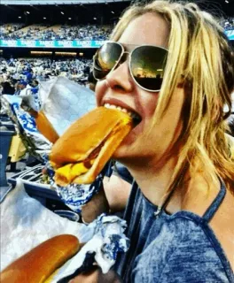 😍 sandwich, essen, essen, frau, sonnenbrille, stadion telegram sticker