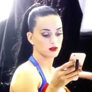 😐 Katy Perry katy perry, cantante, pop star, celebrità, guarda il telefono telegram sticker