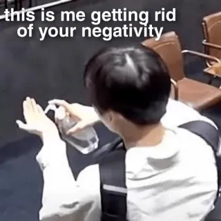 🦠 this is me getting rid of your negativity mème, négativité, désinfectant, propre telegram sticker