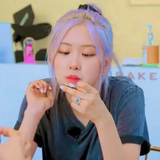 🍰 Rose mulher, comendo, cabelo roxo, coreana, cantora, Blackpink, celebridade telegram sticker