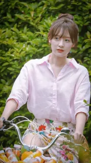 🦋 mulher, bicicleta, camisa rosa, saia florida, ao ar livre, vegetação, pessoa whatsapp sticker