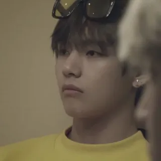 🙁 V V, K-pop, BTS, ca sĩ, kính râm, thần tượng telegram sticker