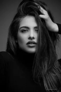 🎶 femme, portrait, mannequin, noir et blanc, beauté, cheveux longs telegram sticker