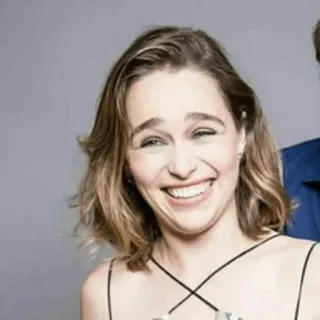 😂 Emilia Clarke actriz, celebridad, retrato, mujer, sonrisa whatsapp sticker