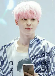🍬 COVERED BY DARKNESS persona, kpop, ídolo, pelo rosa, casual, chico, smartphone whatsapp sticker