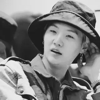 🖇 uomo, cappello, persona, ritratto, bianco e nero, orecchini, viso, kpop, cantante telegram sticker