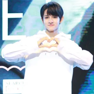 ❤️ persona, gesto del cuore, felpa bianca, K-pop, giovane, carino telegram sticker