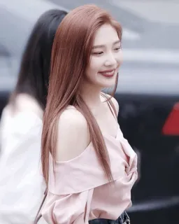 🌨 wanita, rambut merah, senyum, kemeja merah muda, potret telegram sticker