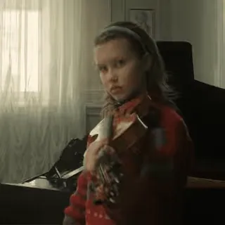 🎻 enfant, violon, musique, fille, portrait, intérieur telegram sticker