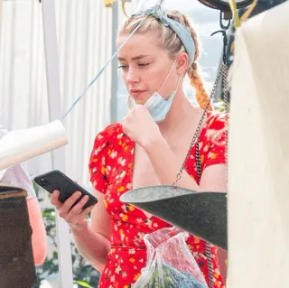 🧶 Amber Heard attrice, celebrità, donna, abito rosso, maschera, bionda, paparazzi whatsapp sticker