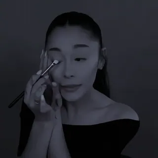 🤍 Ariana Grande Ariana Grande, Makeup, Kecantikan, Eyeshadow, Penyanyi telegram sticker