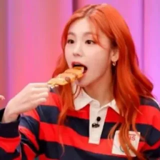 🍴 Yeji kpop, itzy, idol, cantante, pelo naranja, comida, comiendo whatsapp sticker