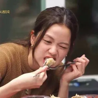 🍜 Jisoo K-pop, Jisoo, Comendo, Bolinho, Coreano telegram sticker