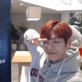 🌻 kpop, asiatique, signe de paix, homme, écouteurs, souriant telegram sticker