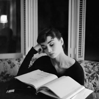 ➿ Audrey Hepburn Atriz, Audrey Hepburn, Hollywood clássico, Celebridade, Lendo, Retrato, Preto e branco telegram sticker