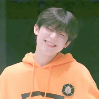 🥟 sorriso, menino, pessoa, moletom laranja, jovem whatsapp sticker