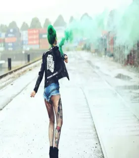 🚶 wanita, rambut hijau, flare, asap, streetwear, mode, punk, tato whatsapp sticker