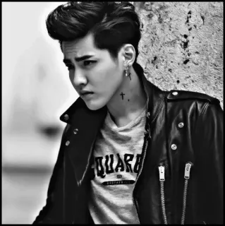 ♠️ SQUARE uomo, giubbotto pelle, stile, moda, ritratto, bello, orecchini, croci telegram sticker