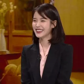 🦋 IU IU, K-pop, Корейская певица, Знаменитость, Женщина, Улыбка, Актер whatsapp sticker