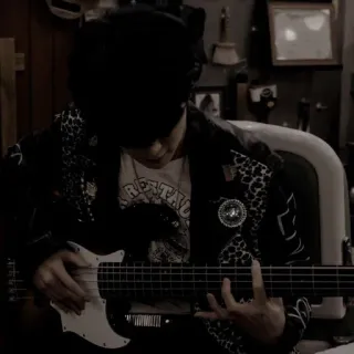 🎥 musicien, guitare basse, imprimé léopard, musique, instrument, performance telegram sticker