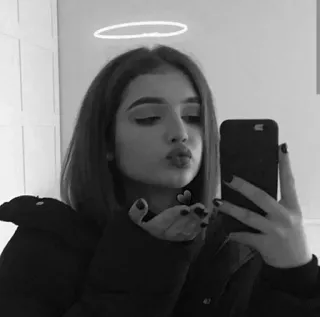 🖤 gadis, selfie, aura, potret, cium jauh, monokrom telegram sticker