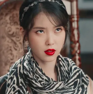 😑 IU, K-pop, cantante, coreana, celebrità, attrice telegram sticker