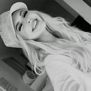 😹 mujer, sonriendo, sombrero, blanco y negro, retrato, persona telegram sticker