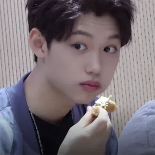 😳 Felix kpop, アイドル, stray kids, 食べる, ポートレート, 歌手 whatsapp sticker