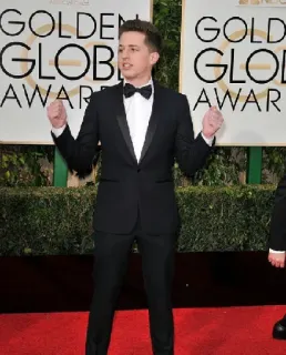 🌙 Charlie Puth Charlie Puth, Cantante, Alfombra roja, Formal, Traje, Premios, Globos de Oro whatsapp sticker