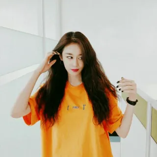 🕊 FREY phụ nữ, áo thun, chân dung, tóc dài, màu cam, thời trang telegram sticker