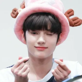 💚 kpop, idol, carino, occhiolino, finger heart, cappello whatsapp sticker
