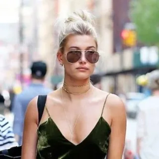 🛒 Hailey Bieber Модель, Знаменитость, Солнцезащитные очки, Уличный стиль, Мода telegram sticker