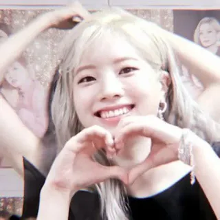 🥮 donna, cuore, sorriso, ritratto, persona, kpop telegram sticker