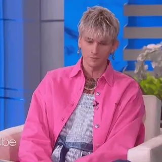 🥥 Machine Gun Kelly musicien, célébrité, chanteur, chemise rose, homme telegram sticker