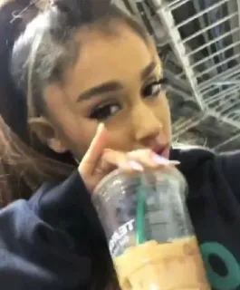 ☕️ Ariana Grande Ariana Grande, piosenkarka, celebrytka, kawa, selfie, portret, napój telegram sticker